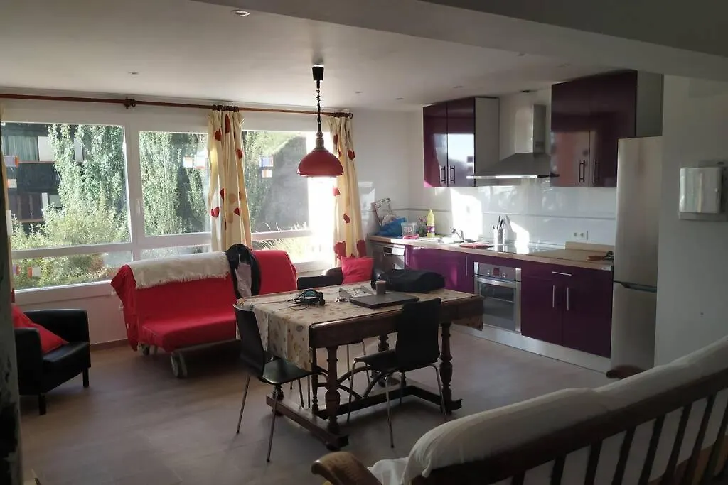 Apartamento T28 Edif Europa Y Parking Gratuito contacts